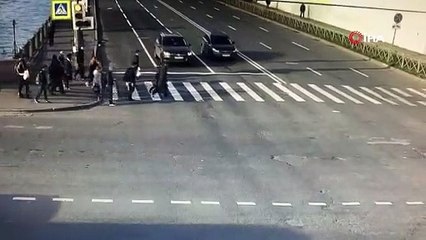Rusya'da kaza yapan araçlar yayaları ezip geçti