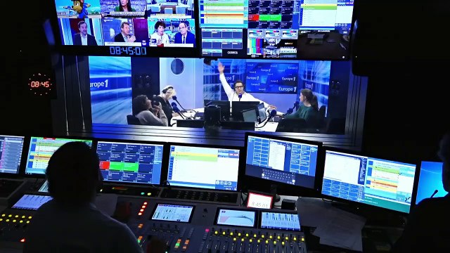 Emmanuel Macron à Mayotte : Je ne sais pas quel temps ils ont les couillons en métropole mais on est mieux ici (Canteloup)