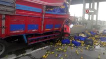 TEM Otoyolu Avcılar Bağlantı yolunda bulunan gişelere meyve yüklü kamyon çarptı