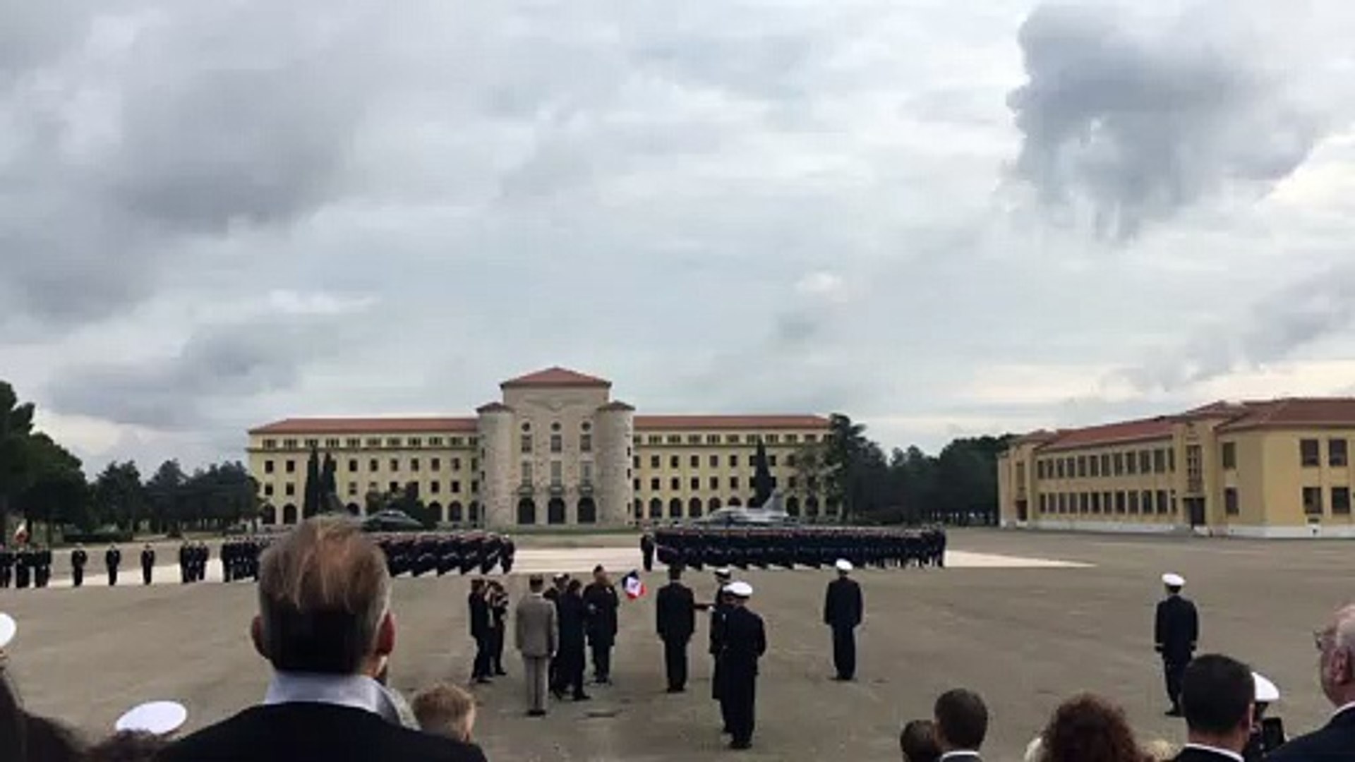 Ecole De L Air A Salon Une Presentation Au Drapeau Rend Hommage A Une Escadrille Creee En 1941 Video Dailymotion