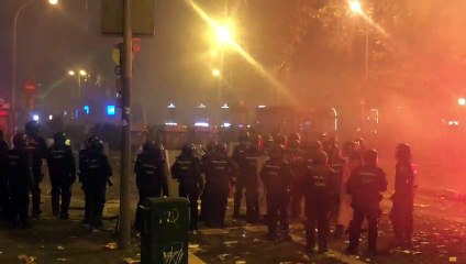 La policia espanyola esperen davant d'una nova barricada a Urquinaona