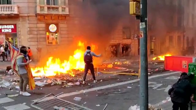 Disturbios en la plaza Urquinaona de Barcelona