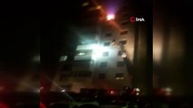 Kadıköy’de 12 katlı bir apartmanın 9. katında yangın çıktı. Yangında mahsur kalanlar olduğu belirtilirken, itfaiyenin çalışması sürüyor.