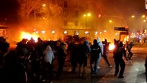 Hogueras y batalla campal en la plaza Urquinaona de Barcelona