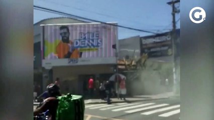 Download Video: Carro pega fogo em avenida na Serra