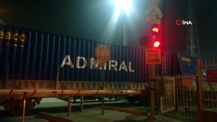 Mermer taşıyan yük treni devrildi