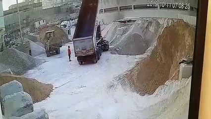 Cet ouvrier au volant d'un tracteur n'a pas vu son collègue... Chanceux