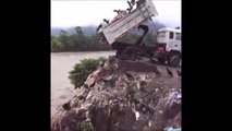 Honteux, ce camion déverse des tonnes de déchets dans une rivière !