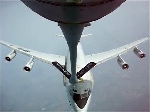 Un pilote rate le ravitaillement en vol d'un autre avion... Risqué