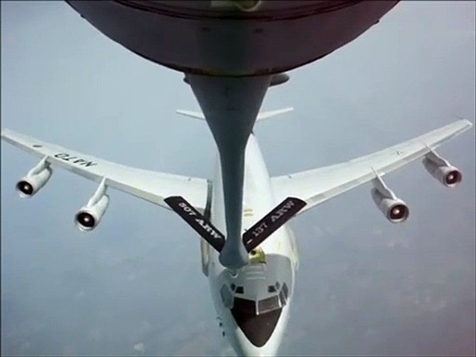 Un pilote rate le ravitaillement en vol d'un autre avion... Risqué