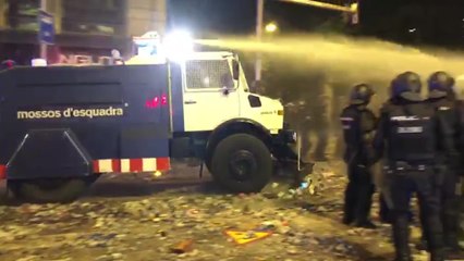 Download Video: Los Mossos estrenan su cañón de agua en la Via Laietana para apartar barricadas