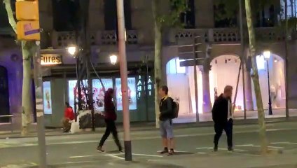 Els Mossos pugen a les voreres per a escombrar manifestants