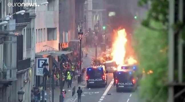 شاهد: غضب في برشلونة ومواجهات عنيفة مع الشرطة