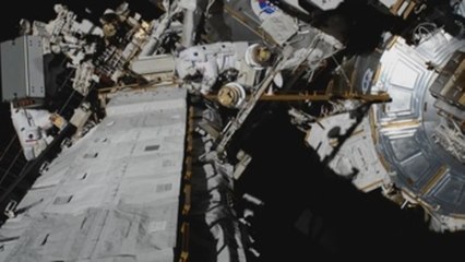Dos astronautas hacen historia con un paseo espacial íntegramente femenino