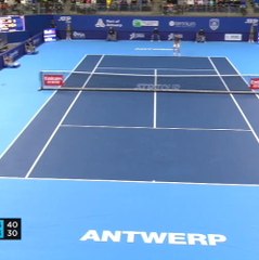 Wawrinka sees off Simon in three sets
