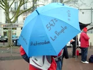 Référendum :Parapluie manifestant