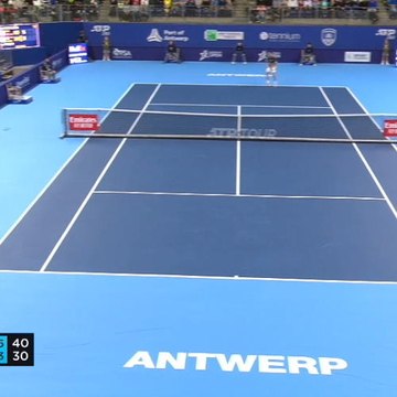Wawrinka sees off Simon in three sets