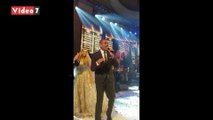 عمرو دياب يغني 