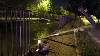 Sulama kanalına düşen otomobilin sürücüsü aracı bırakıp kaçtı - ADANA