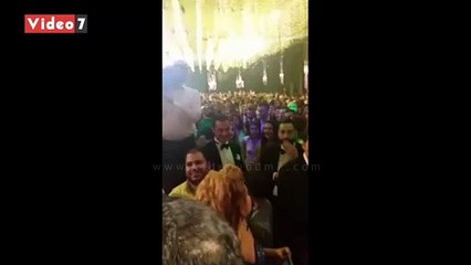 عمرو دياب يغني مع دينا الشربيني "برج الحوت" في فرح نجل هاني شاكر