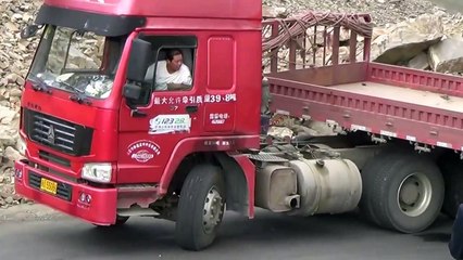 Truck_driver_stuck_on_Babusar_pas - dangerous road and everyday perils