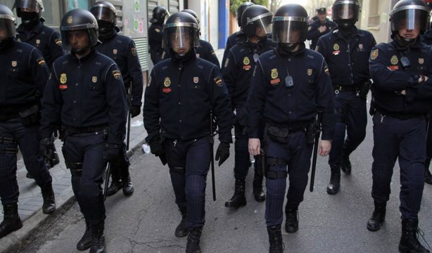 Un Policía Nacional grave tras 'machacarle' la cabeza los manifestantes indepes con una enorme piedra