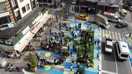 Yaya güvenliğine dikkat çekmek için rengarenk boyanan cadde havadan görüntülendi