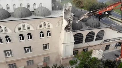 Avcılar'daki caminin ikiz minaresinin yıkım işlemleri tamamlandı