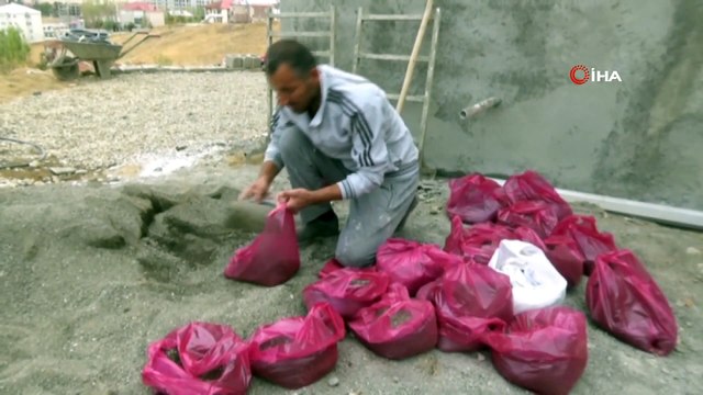 Poşetlere Doldurduğu Kumla Kışa Karşı Önlem Alıyor