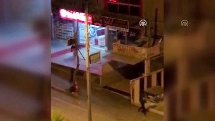 İş yerinin vitrin camı kırılarak hırsızlık yapılması kamerada