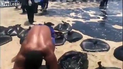 Nettoyage d'une marée noire sur une plage au Brésil