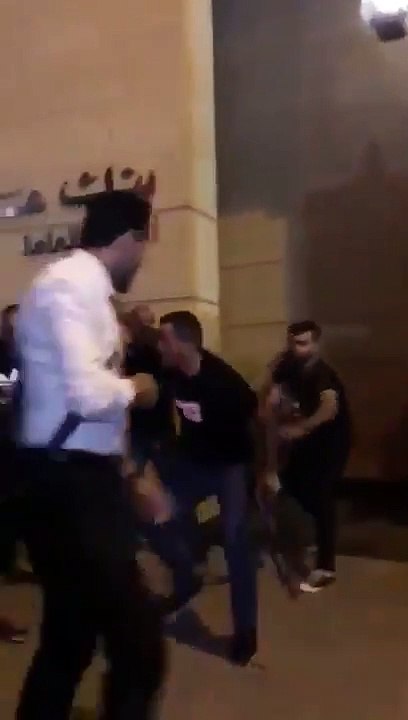 Lübnan’daki isyanın sembolü: Silahlı bakan korumasına tekme atan kadın