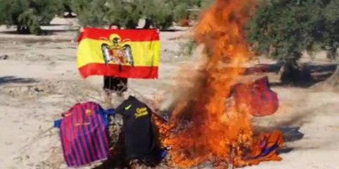 Así quema el presidente de Vox de un pueblo de Jaén sus camisetas del Barça por "independentistas"