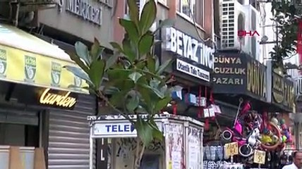 Küçükçekmece'de garip olay: Dakikalarca ağacı kırmaya çalıştı