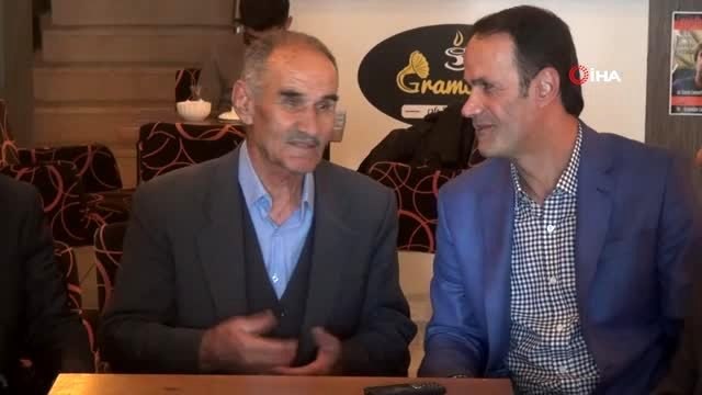 Muhtarlık görevini devraldığı babasına plaket takdim etti