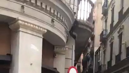 Vecinos de Barcelona entregan flores a los policías de la Via Laietana