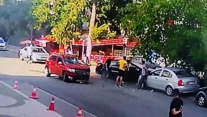 Kontrolsüz kavşakta 3 araçlı zincirleme kaza kamerada: 1 yaralı