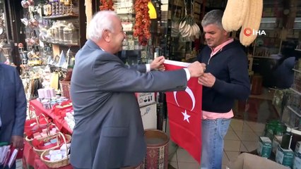 Barış Pınarı Harekatı'na destek için 3 bin bayrak dağıttılar