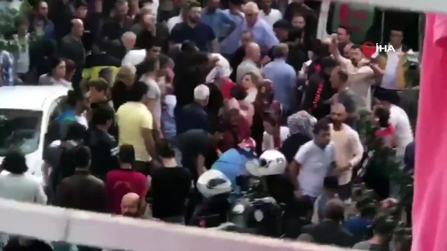 - Zeytinburnu Yeşiltepe Mahallesi'nde apartmanın üçüncü katından intihar etmek için evinin balkonundan atlayan kadın, yoldan geçen adamın üzerine düştü. Olayda kadın ağır olmak üzere her iki kişide yaralandı. Yaralı şahıslar 112 ekipleri t
