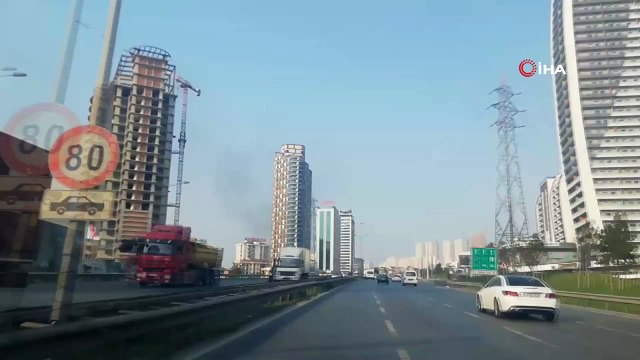 - Esenyurt’ta 5 katlı bir binanın çatısında yangın çıktı. Kısa sürede büyüyen yangına itfaiye ekipleri müdahale ediyor.