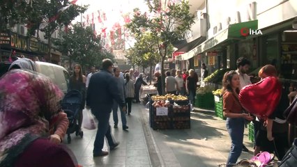 Görenler gözlerine inanamadı... Cadde ortasındaki ağacı yerinden sökmek için dakikalarca uğraştı