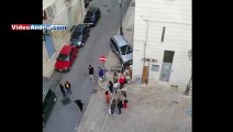 Andria: turisti sorpresi da un'auto sul marciapiedi e dai rifiuti abbandonati. Costretti a camminare sulla strada trafficata