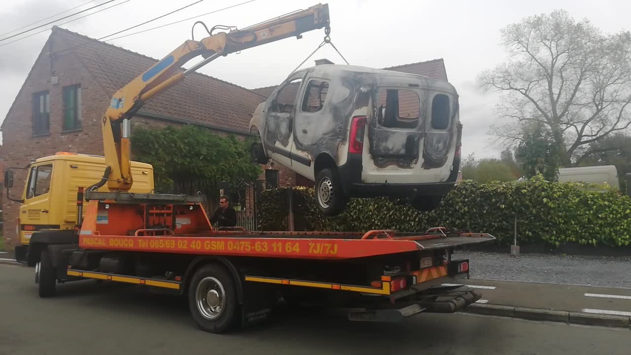 Saint-Ghislain: un des trois véhicules incendiés rue du Petit Villerot évacué