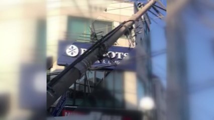 대전서 철거작업 중 전신주 기울어져 교체..."50여 호 정전" / YTN