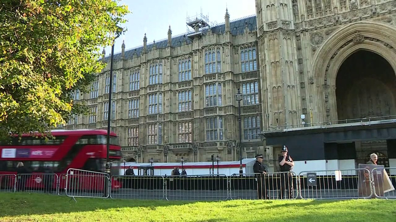 Britisches Parlament verschiebt Abstimmung über Brexit-Abkommen