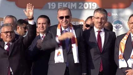 Cumhurbaşkanı Erdoğan ve protokol üyelerinden asker selamı