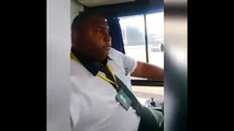 Un conducteur de bus fait des selfies et ne regarde meme plus la route...