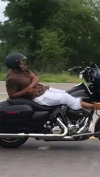 Pas d’excès de vitesse pour ce motard. Il roule zen...