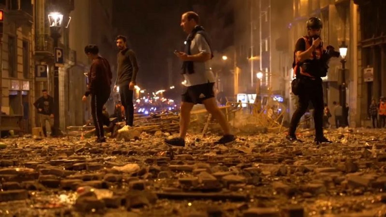 Schwere Ausschreitungen in Barcelona: Madrid erhöht Druck