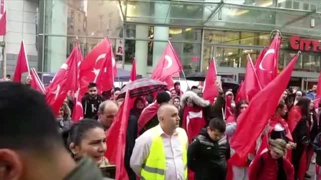 Almanya'da yaşayan Türklerden Vatanına Bayrağına Sahip Çık mitingi